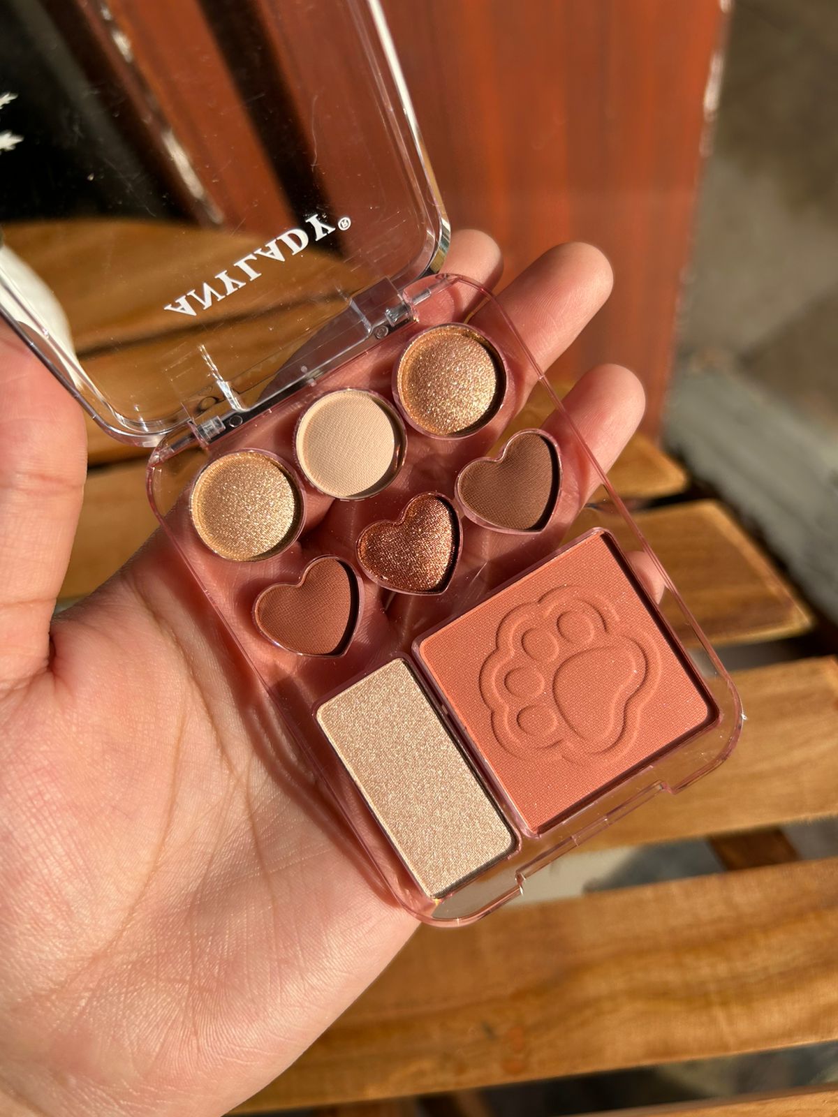 Mini eyeshadow and blush pallete