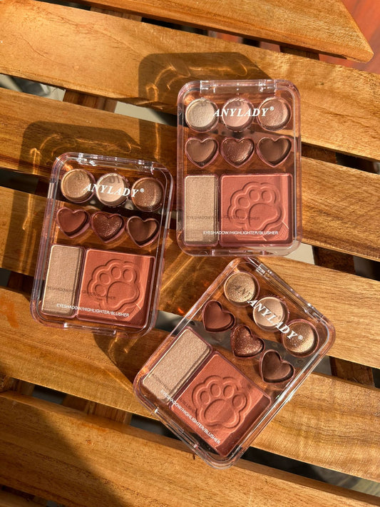 Mini eyeshadow and blush pallete
